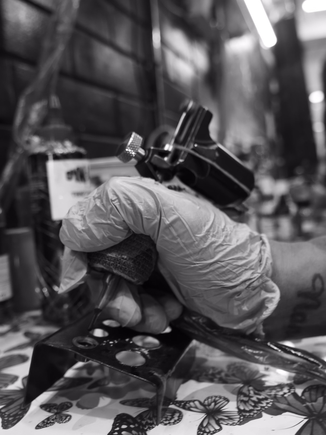 Gloved hands preparing a sterile tattoo machine at Micky Tattoo Studio